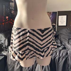 Smart & sexy chevron print swim bottoms
